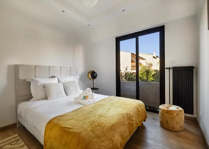 In Cannes-croisette * Cannes